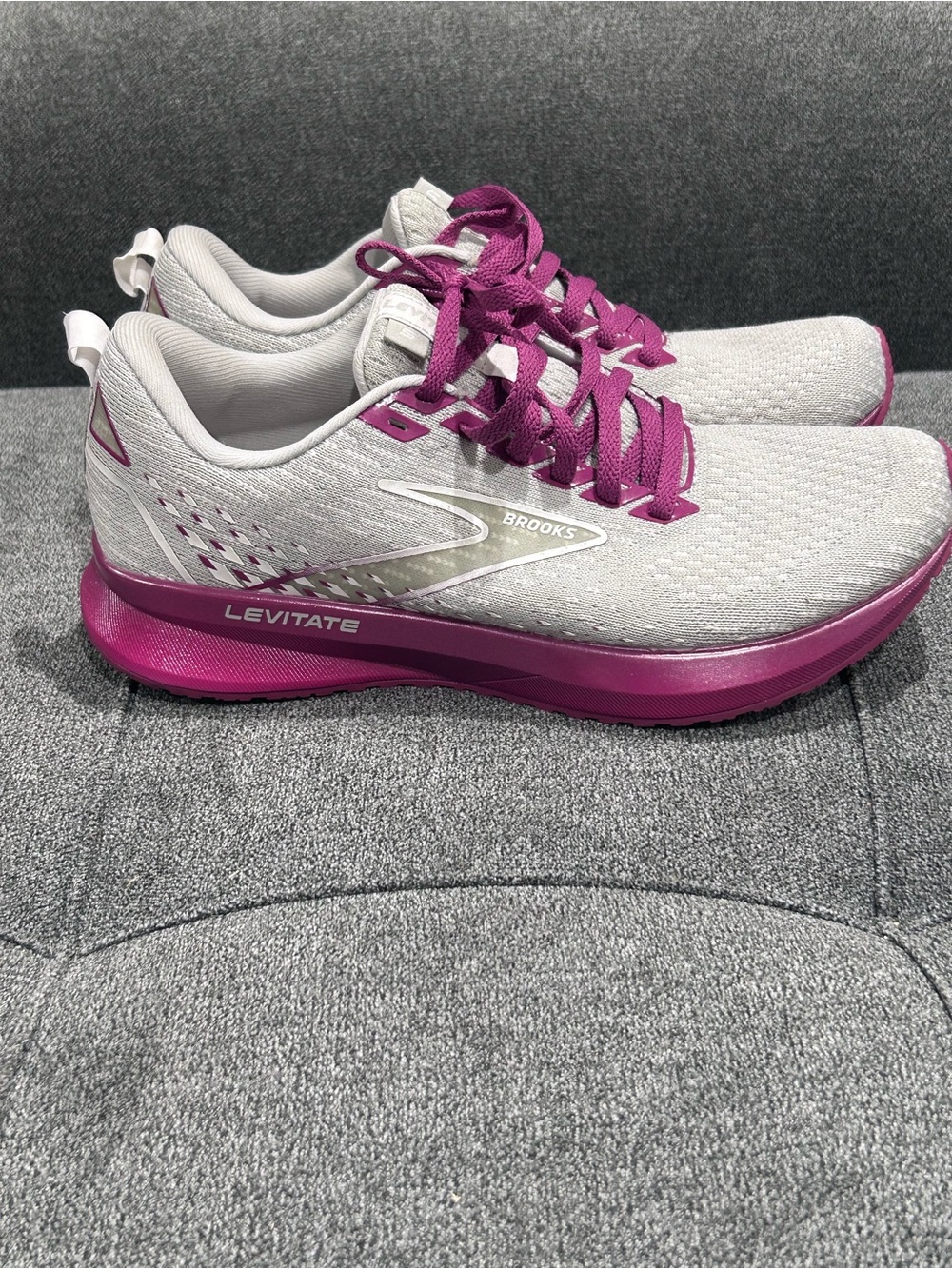 Brooks Levitate 5 Women’s Running Shoes Size 6.5 B Gray Purple Pink